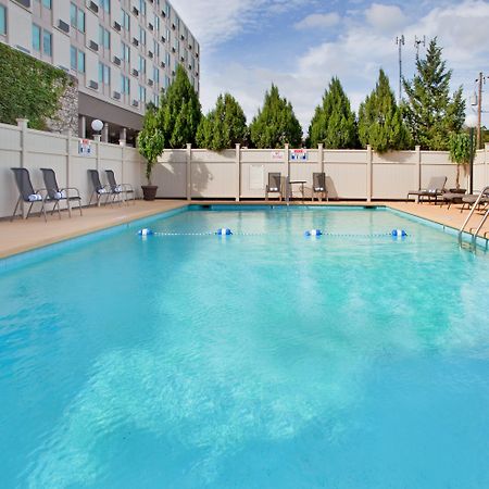 Holiday Inn At The Campus By Ihg Manhattan Esterno foto